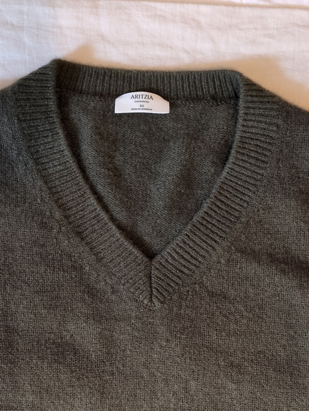 Aritzia 100% Cashmere Oversized V-neck Sweater XS